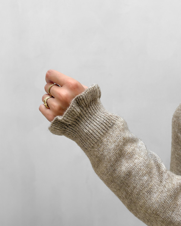 Beige cardigan med flæsedetaljer til damer