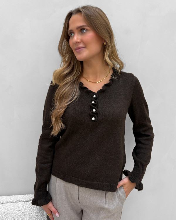 Smuk bluse med perlelook knapper og flæser