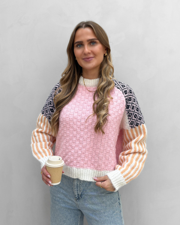 Lyserød sweater med mønster - dametøj