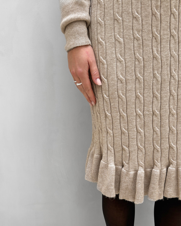Elegant strikkjole med fine detaljer