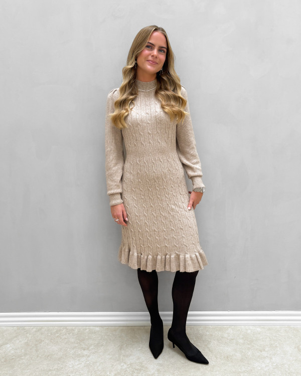 Elegant strikkjole med fine detaljer