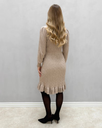 Elegant strikkjole med fine detaljer