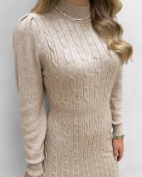 Elegant strikkjole med fine detaljer