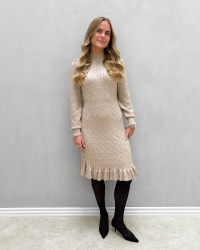 Elegant strikkjole med fine detaljer