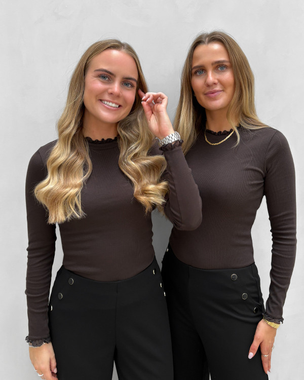 Brun rib bluse med detaljer