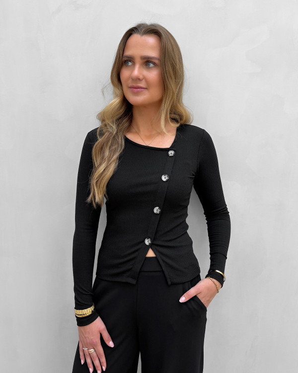Sort bluse med knapper i skrå