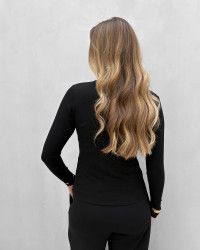 Sort bluse med knapper i skrå