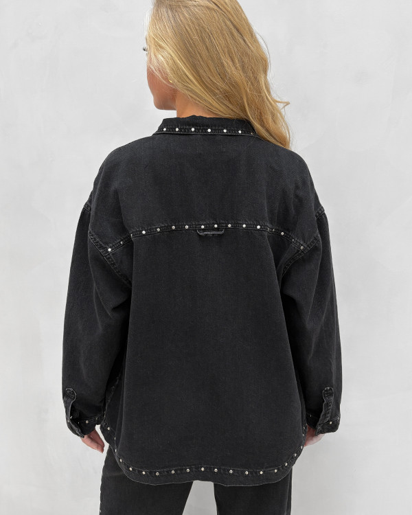 Sort denim jakke med nitter