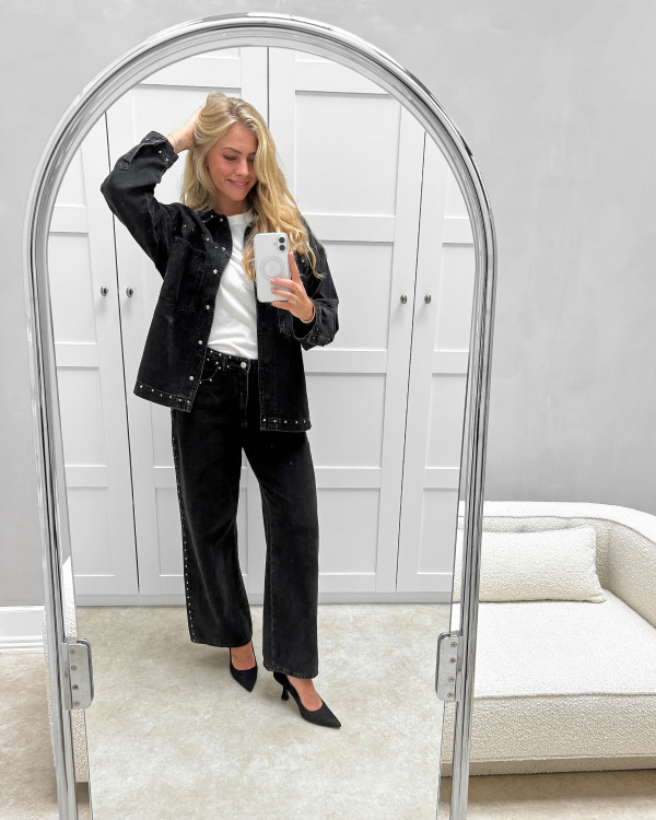 Sort denim jakke med nitter