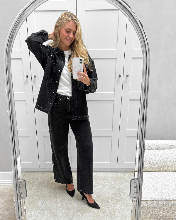 Sort denim jakke med nitter