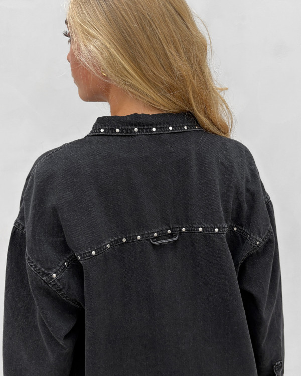 Sort denim jakke med nitter