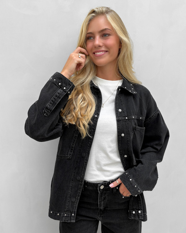 Sort denim jakke med nitter