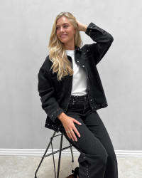 Sort denim jakke med nitter