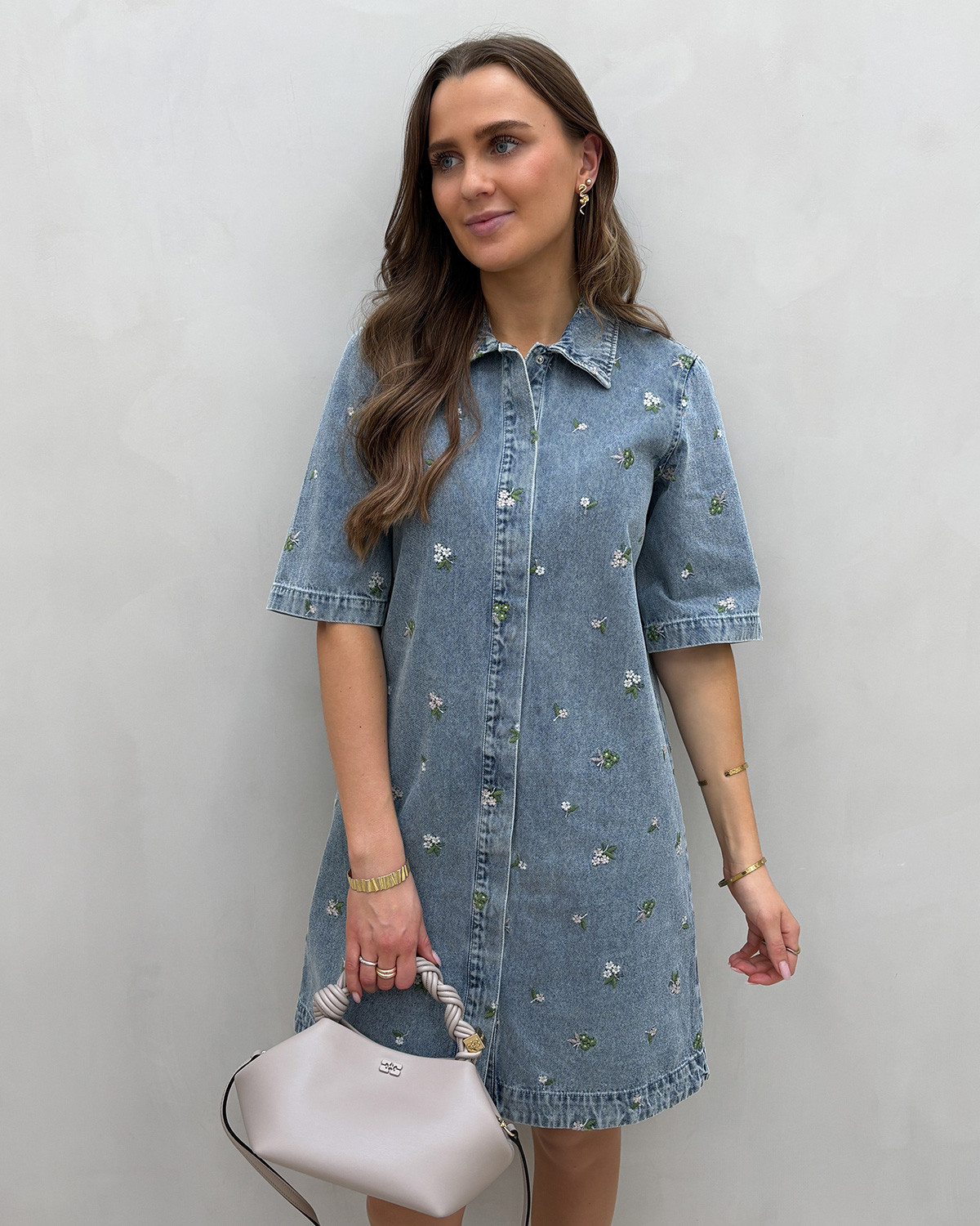 ONLY OnlveraBelle Light Blue Denim Flower Emb S/S Flower Dress Denim Yor - S - Blå